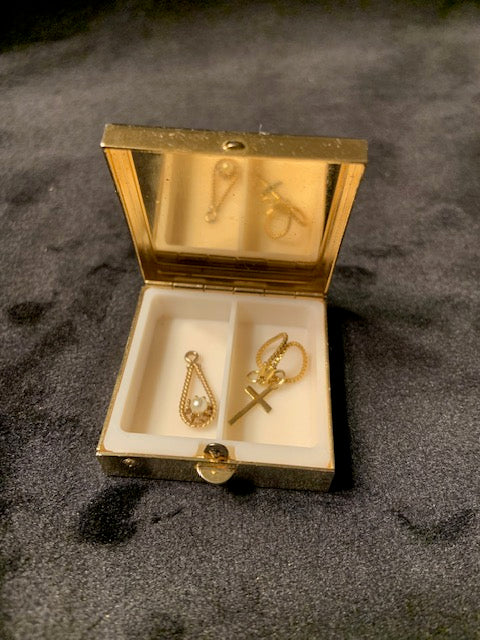 1970s Retro Mini Trinket Pill Box Gold Tone With A Happy Daisy Flower Design